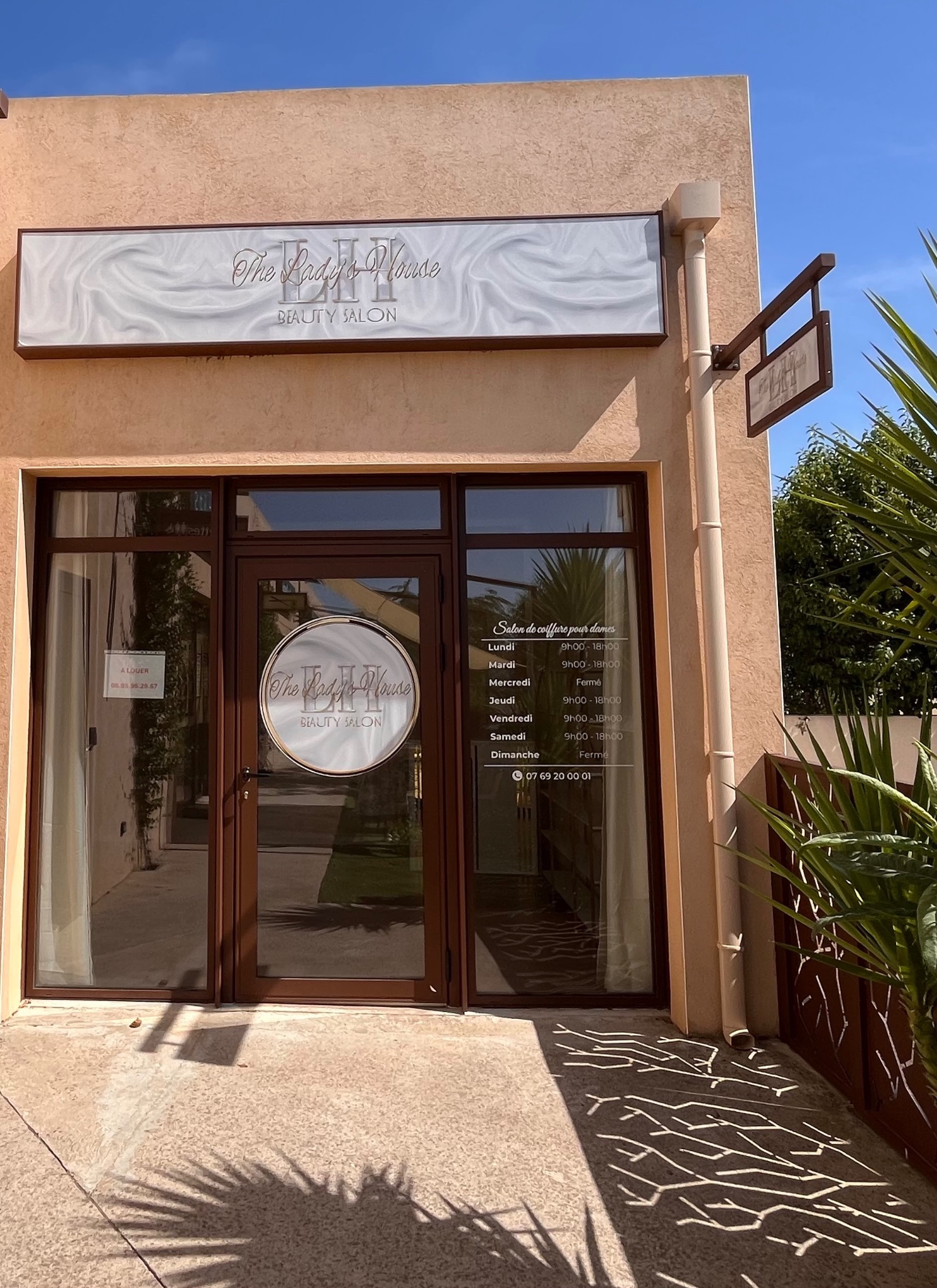 Entrée et vitrine du Local 5