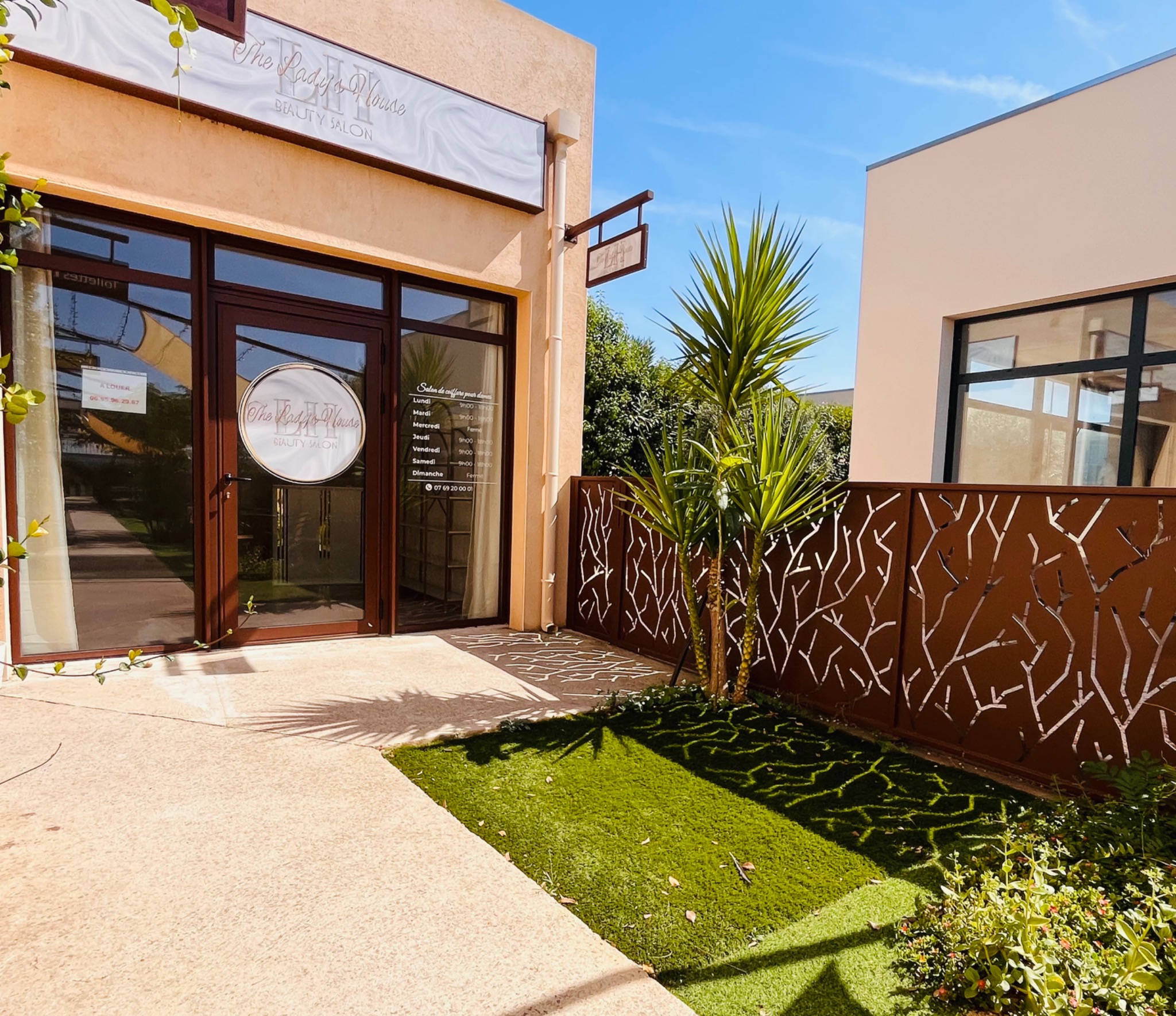 Façade du Local 5 et environnement paysager